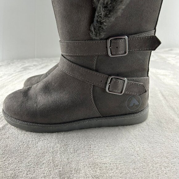 Women's Airwalk Grey Short Winter Boots Sz 8.5 Faux Fur lined Faux Suede Buckles - Picture 2 of 7